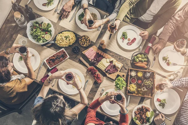 Grupo Pessoas Tendo Jantar Juntos Refeição — Fotografia de Stock