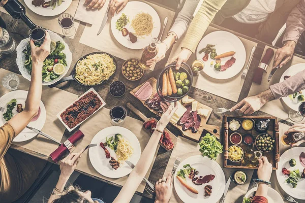 Bir Grup Insan Beraberlik Yemek Yemek Zorunda — Stok fotoğraf