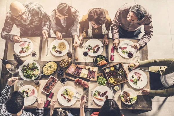 Группа Людей Обедающих Вместе — стоковое фото
