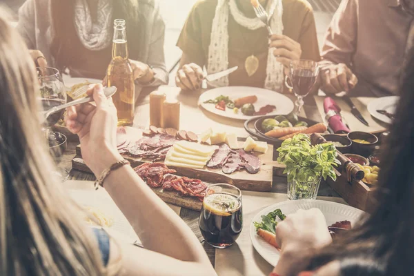 Grupo Pessoas Tendo Jantar Juntos Refeição — Fotografia de Stock