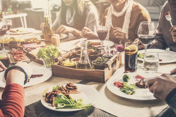 Grupo Pessoas Tendo Jantar Juntos Refeição — Fotografia de Stock