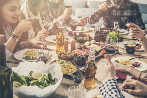 Grupo Pessoas Tendo Jantar Juntos Refeição — Fotografia de Stock