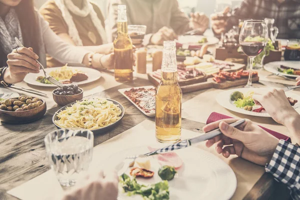 Grupo Pessoas Tendo Jantar Juntos Refeição — Fotografia de Stock