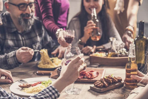 Grupo Pessoas Tendo Jantar Juntos Refeição — Fotografia de Stock