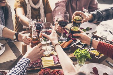 Grup gözlük toasting beraberlik yemek yemek olan insan