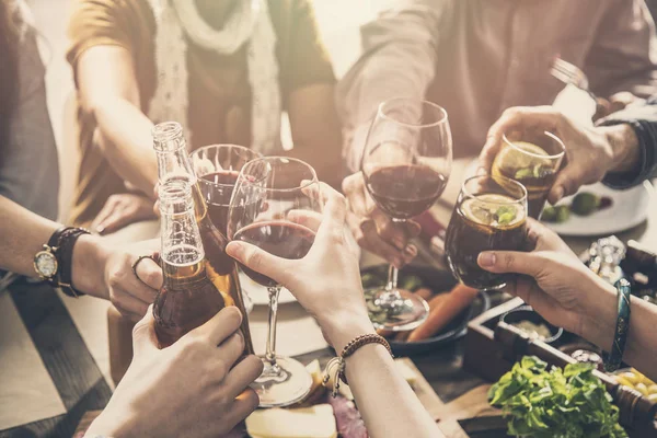 Gruppo Persone Che Pranzano Insieme Cena Bicchieri Tostatura — Foto Stock
