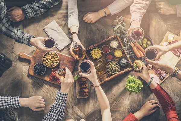 Grupo Pessoas Que Têm Refeição Juntos Jantar Brindar Copos — Fotografia de Stock