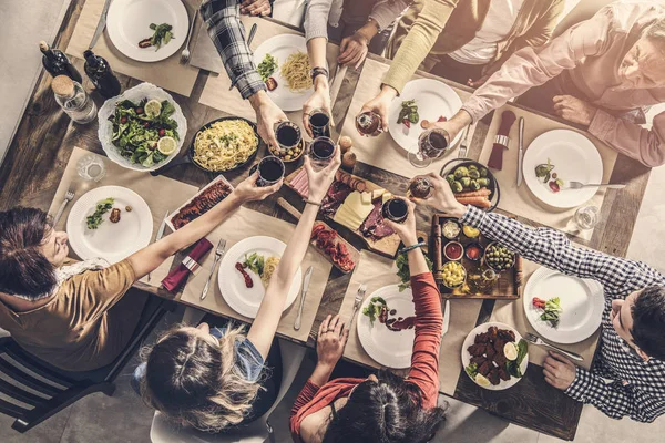 Grupo Personas Comiendo Juntos Cenando Vasos Tostado — Foto de Stock