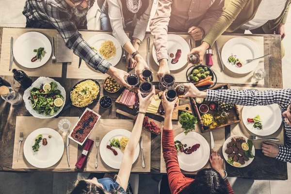 Grupo Personas Comiendo Juntos Cenando Vasos Tostado —  Fotos de Stock