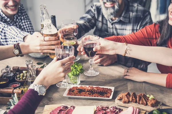 Gruppo Persone Che Pranzano Insieme Cena Bicchieri Tostatura — Foto Stock