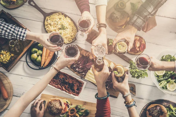 Grupo Personas Comiendo Juntos Cenando Vasos Tostado — Foto de Stock