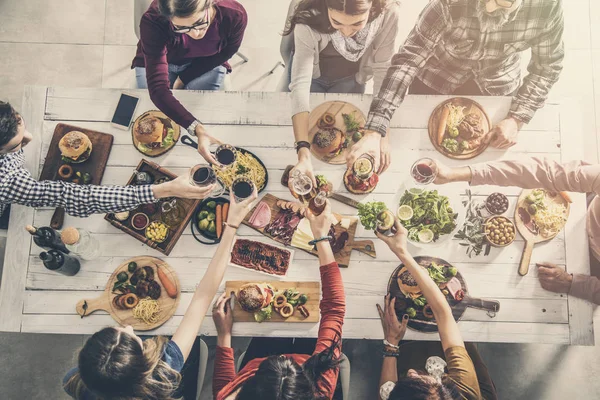 Grupo Personas Comiendo Juntos Cenando Vasos Tostado — Foto de Stock