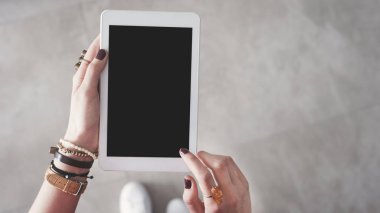 Boş boş tablet tutan kadın el 