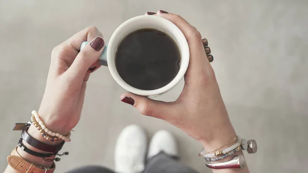Vrouw Die Beide Hand Houden Van Koffiekopje — Stockfoto