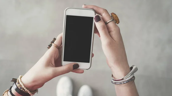 Mujer Sosteniendo Vacío Teléfono Móvil Blanco — Foto de Stock