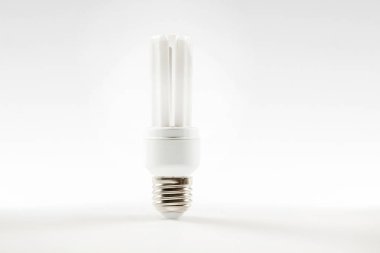 enerji tasarruflu lamba beyaz zemin üzerine