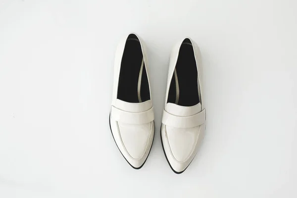 Zapatos Femeninos Blancos Sobre Fondo Blanco — Foto de Stock