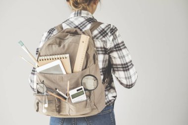 İleti örneği aletleri ile sırt çantası öğrenci