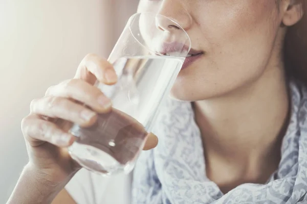 Mujer Joven Bebiendo Puro Vaso Agua — Foto de Stock