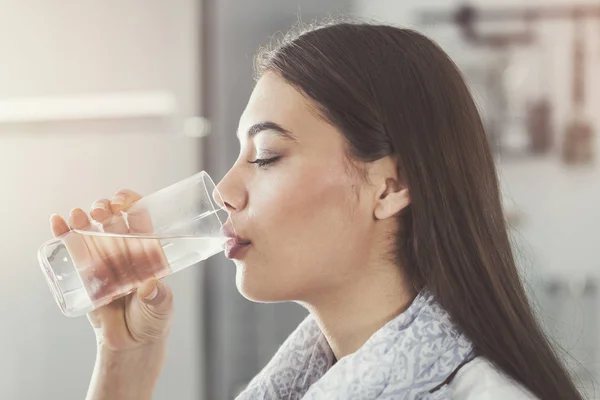 Mujer Joven Bebiendo Puro Vaso Agua — Foto de Stock