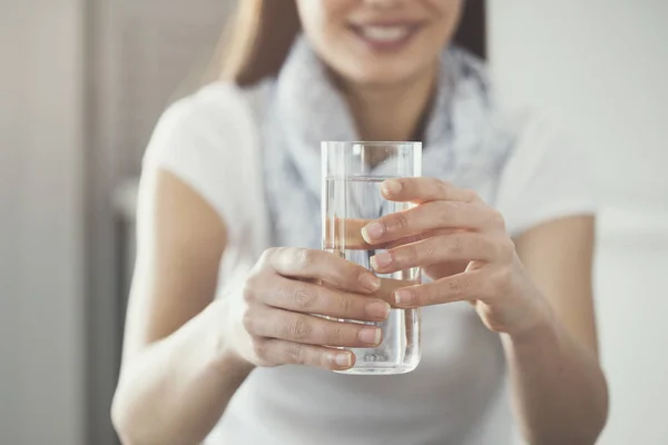 Ung Kvinna Som Håller Rent Glas Vatten — Stockfoto