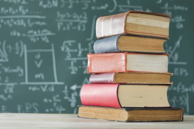 Önünde, yeşil kara tahta kitap