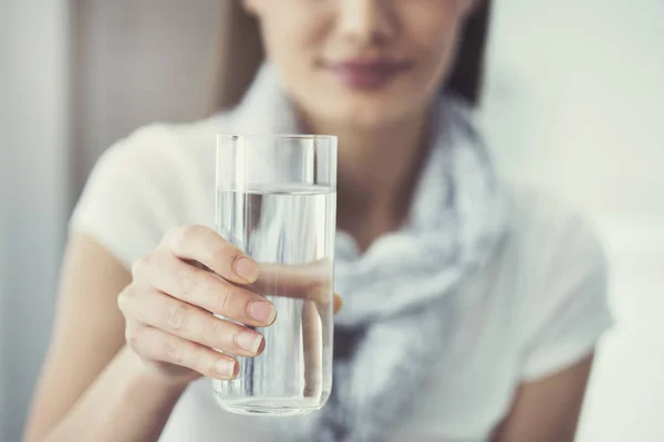 Mujer Joven Sosteniendo Vaso Puro Agua — Foto de Stock