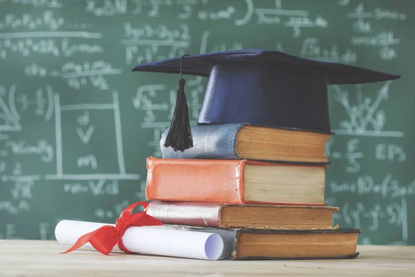 Empilhar Livros Chapéu Pós Graduação Frente Quadro Verde — Fotografia de Stock