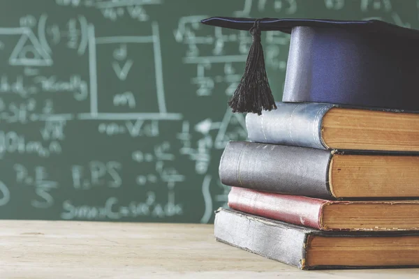 Empilhar Livros Chapéu Pós Graduação Frente Quadro Verde — Fotografia de Stock