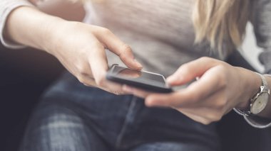 Cep telefonu kullanan genç kadın.