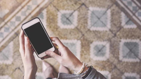 Levántate Mujer Sosteniendo Teléfono Móvil — Foto de Stock