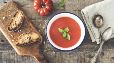 Domates çorbası kızarmış ekmek ile 