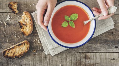 Kızarmış ekmek domates çorbası yemek kadın 