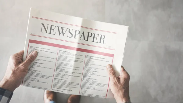 Hombre Leyendo Periódico Alto Ángulo Vista — Foto de Stock