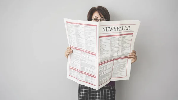 Vrouw Lezen Krant Muur — Stockfoto