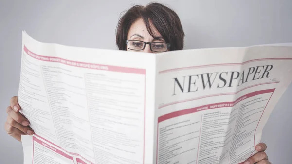 Mujer Leyendo Periódico Pared — Foto de Stock