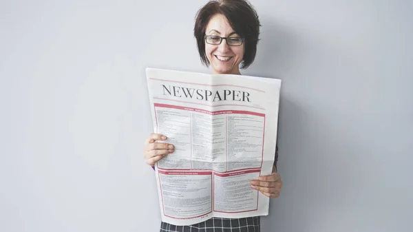 Mujer Sonriente Leyendo Periódico — Foto de Stock