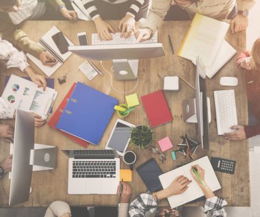 Ofiste çalışan bir grup iş adamı