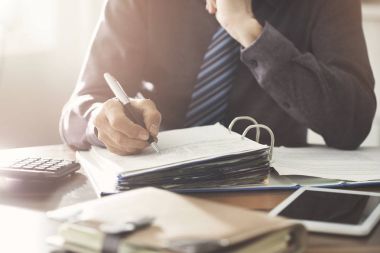 Ofiste çalışan bir işadamı.