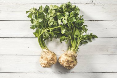 Ahşap zemin üzerine kereviz