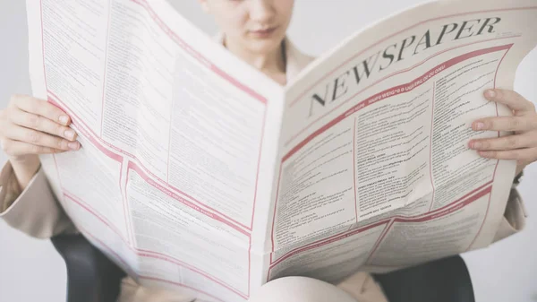 Ung Kvinde Læser Avisen - Stock-foto