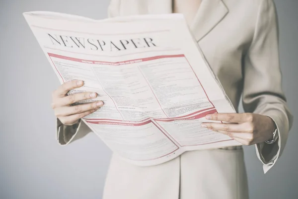 Jonge Vrouw Lezen Van Krant — Stockfoto