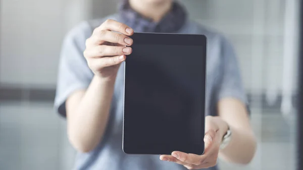 Mulher Segurando Mostrando Tablet Digital Preto — Fotografia de Stock
