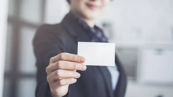 Woman Holding Business Card — Stock Photo, Image