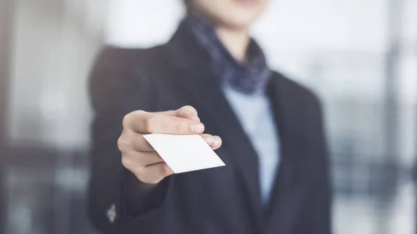 Mujer Sosteniendo Tarjeta Visita — Foto de Stock