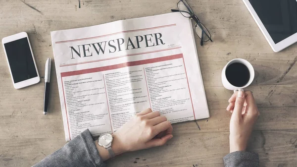 Mujer Leyendo Periódico Tomando Café Mesa —  Fotos de Stock