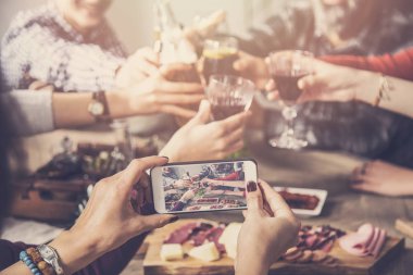 Grup insanlar tungur içecekler ve çekici fotoğraf