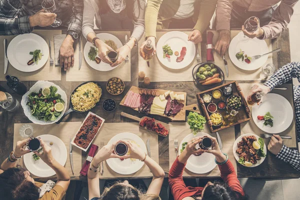 Grupo Personas Comiendo Juntas — Foto de Stock