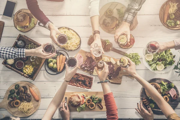 Grupo Personas Que Tintinean Bebidas — Foto de Stock