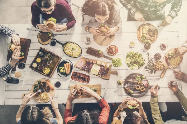 Grupo Personas Comiendo Juntas — Foto de Stock